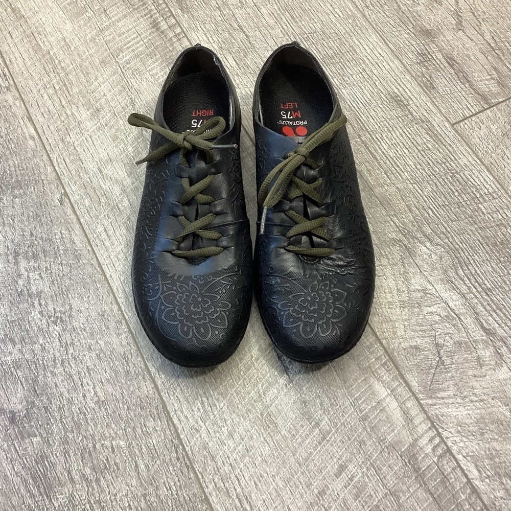 Propet Chantel Floral Embossed Lace Up Oxfords Size 7.5N
